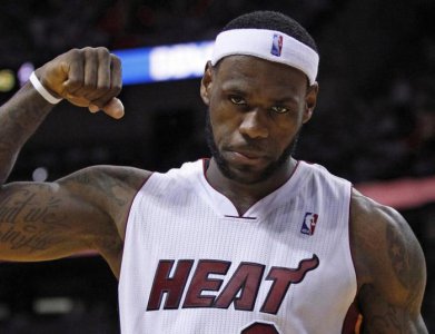 ​詹姆斯超越科比，成为最年轻的33000分先生，回家却只能睡沙发