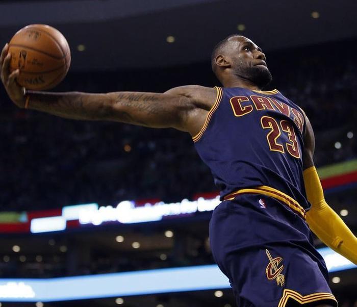 詹姆斯超越科比，成为最年轻的33000分先生，回家却只能睡沙发