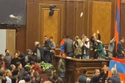 ​不承认“战败”？亚美尼亚民众群情激愤，大闹总理官邸打晕议长