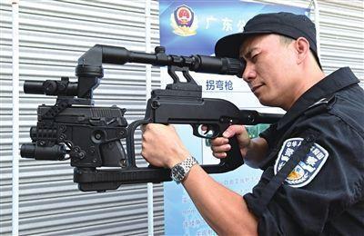 “拐弯枪”是一种绕过拐角观察和射击目标的高技术武器系统