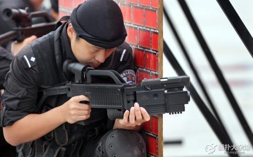 “拐弯枪”是一种绕过拐角观察和射击目标的高技术武器系统