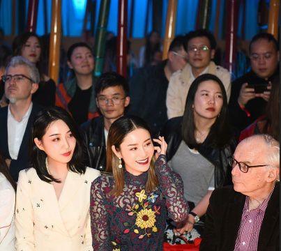 林峰女友张馨月走名媛路线，刺绣礼服惊艳看秀，蜕变完美！