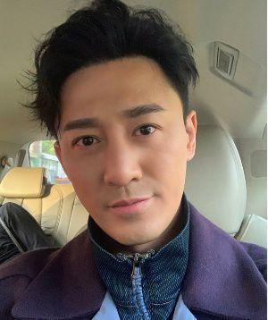 林峰女友张馨月走名媛路线，刺绣礼服惊艳看秀，蜕变完美！