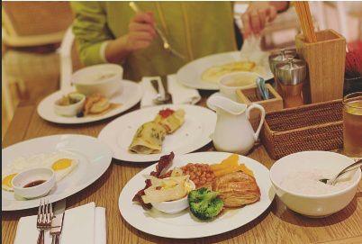 林峰女友张馨月走名媛路线，刺绣礼服惊艳看秀，蜕变完美！