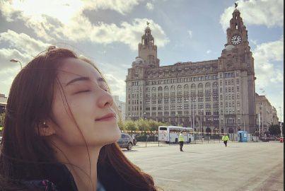 林峰女友张馨月走名媛路线，刺绣礼服惊艳看秀，蜕变完美！