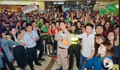 林峰女友张馨月走名媛路线，刺绣礼服惊艳看秀，蜕变完美！