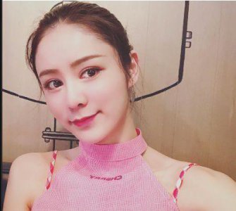 ​林峰女友张馨月走名媛路线，刺绣礼服惊艳看秀，蜕变完美！