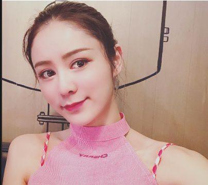 林峰女友张馨月走名媛路线，刺绣礼服惊艳看秀，蜕变完美！