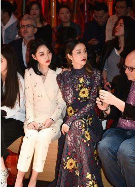 林峰女友张馨月走名媛路线，刺绣礼服惊艳看秀，蜕变完美！