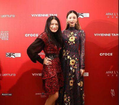 林峰女友张馨月走名媛路线，刺绣礼服惊艳看秀，蜕变完美！