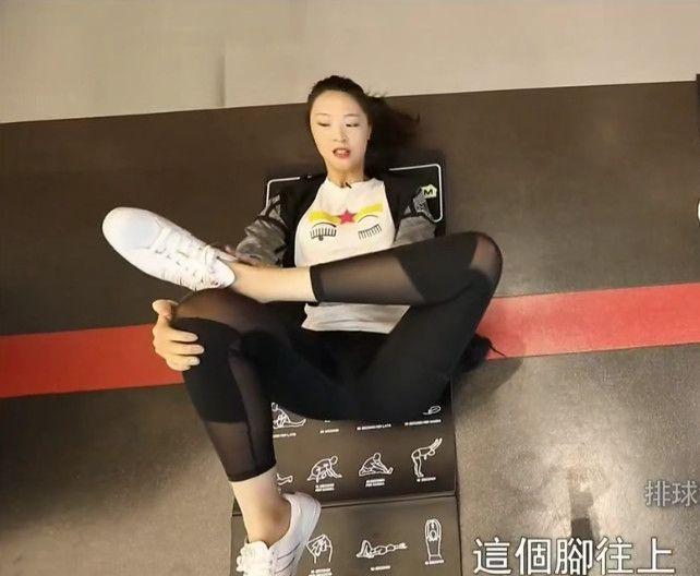 惠若琪“最适合做壁纸”的健身照，“挺身”的瞬间，美出天际