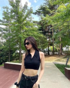 ​“冷酷帅气”，Twice Sana秀出健康腹肌，瘦到肋骨隐约可见？