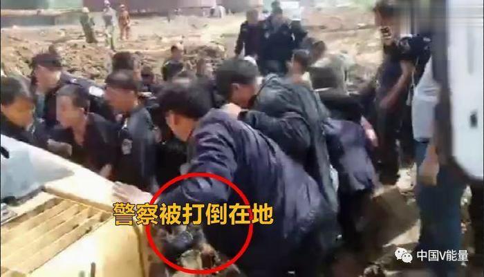 打击袭警出重拳 | 刚刚，保安围殴警察案六名嫌犯投案自首