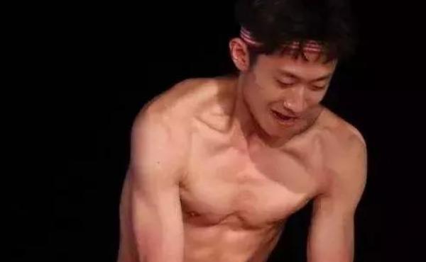 盘点有腹肌的5大男神们，身材最令人羡慕，迷倒花季少女！