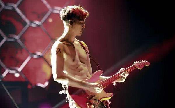 盘点有腹肌的5大男神们，身材最令人羡慕，迷倒花季少女！