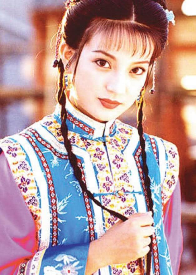 赵薇在红毯上“丝袜腿”火了，42岁还能如此白嫩，最少女的阔太！