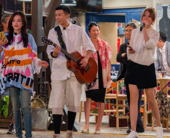 赵薇在红毯上“丝袜腿”火了，42岁还能如此白嫩，最少女的阔太！