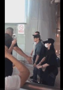 ​经纪人拍掉路人手机嚣张道歉无诚意 林俊杰未回应怕引火烧身?