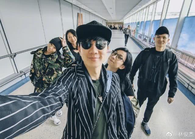 经纪人拍掉路人手机嚣张道歉无诚意 林俊杰未回应怕引火烧身?