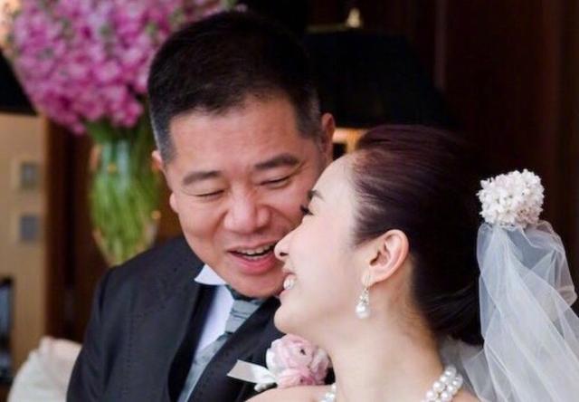 她是“港版赵敏”,闭月羞花国色天香,为救胞弟息影嫁残疾富商