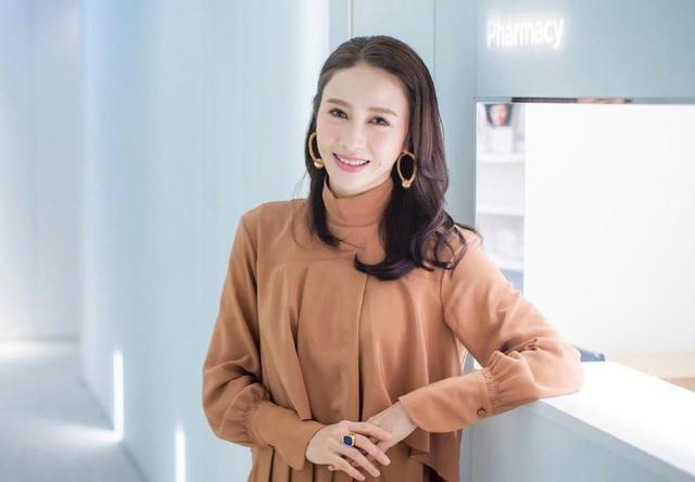 她是“港版赵敏”,闭月羞花国色天香,为救胞弟息影嫁残疾富商