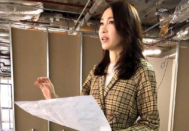 她是“港版赵敏”,闭月羞花国色天香,为救胞弟息影嫁残疾富商