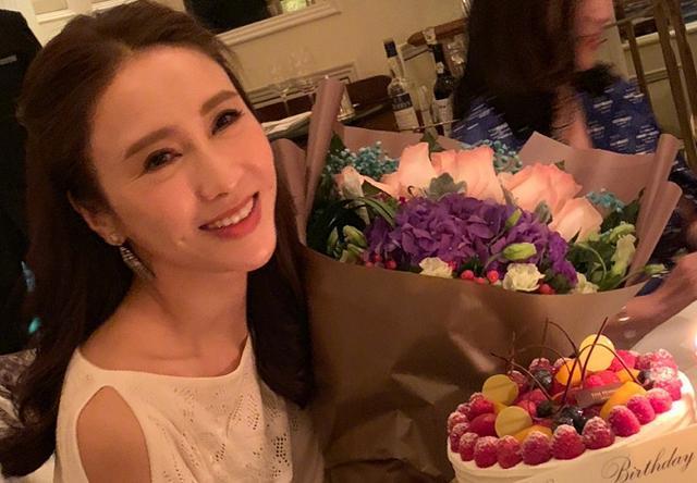 她是“港版赵敏”,闭月羞花国色天香,为救胞弟息影嫁残疾富商