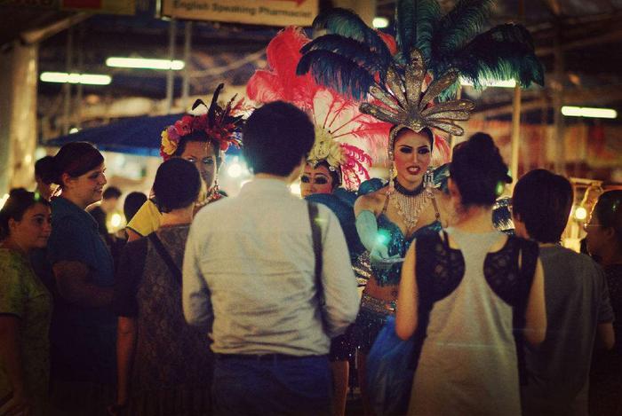 泰国曼谷市，当地最热闹的一条街，一到晚上美女就都出动了