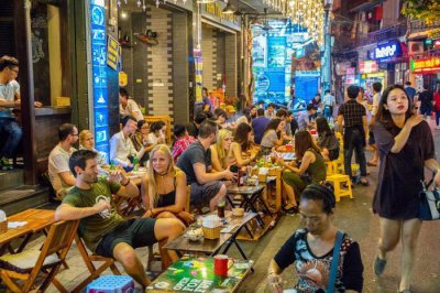 ​泰国曼谷市，当地最热闹的一条街，一到晚上美女就都出动了