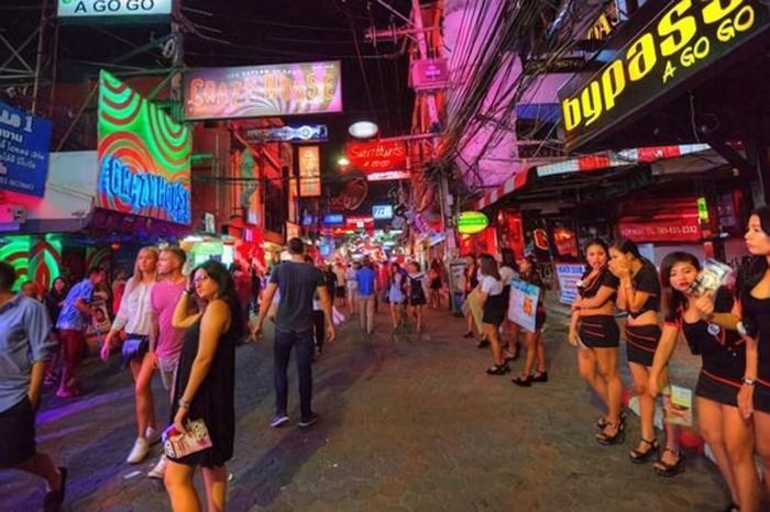 泰国曼谷市，当地最热闹的一条街，一到晚上美女就都出动了