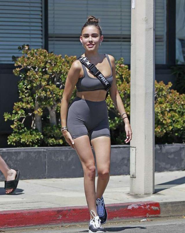 比尔的短裤太紧，勒出羞人的三角区，网友：看得我尴尬癌都犯了