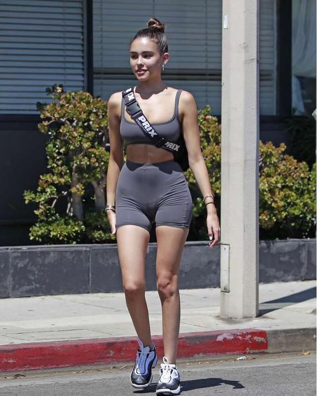 比尔的短裤太紧，勒出羞人的三角区，网友：看得我尴尬癌都犯了