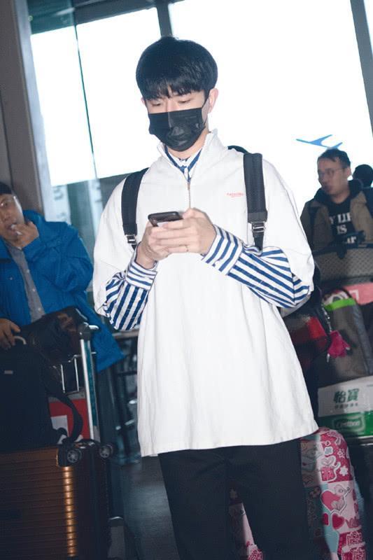 “许仙”于朦胧衣品不错,白色短袖穿条纹衬衫够时髦,清秀帅气!