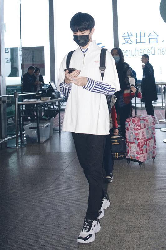 “许仙”于朦胧衣品不错,白色短袖穿条纹衬衫够时髦,清秀帅气!