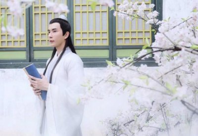 ​“许仙”于朦胧衣品不错，白色短袖穿条纹衬衫够时髦，清秀帅气！