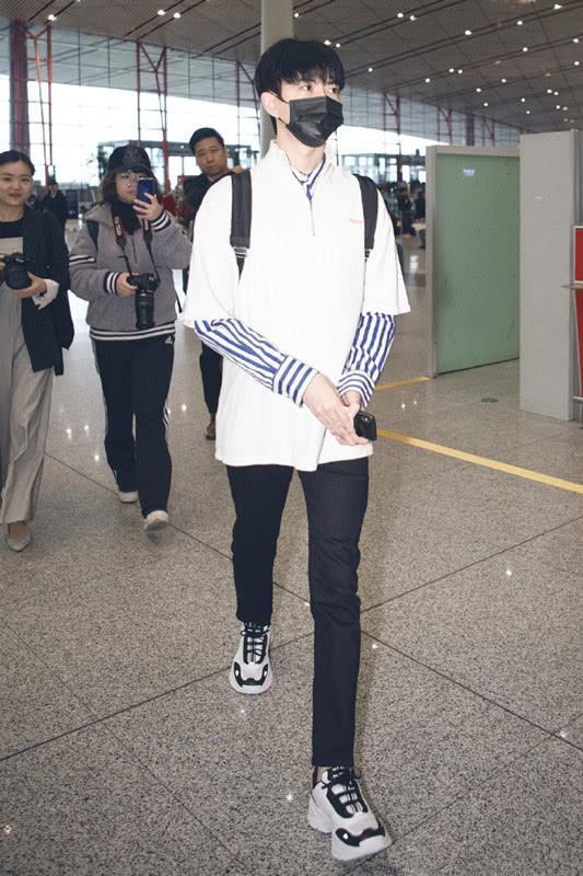 “许仙”于朦胧衣品不错,白色短袖穿条纹衬衫够时髦,清秀帅气!