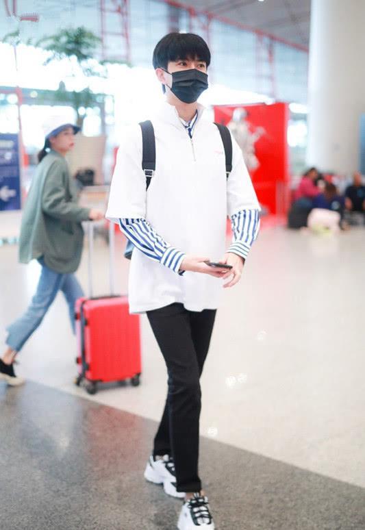 “许仙”于朦胧衣品不错,白色短袖穿条纹衬衫够时髦,清秀帅气!