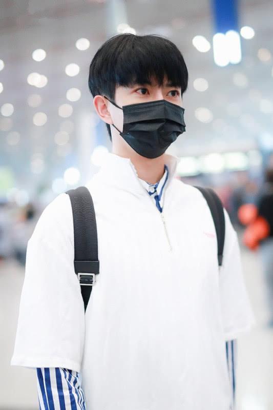 “许仙”于朦胧衣品不错,白色短袖穿条纹衬衫够时髦,清秀帅气!