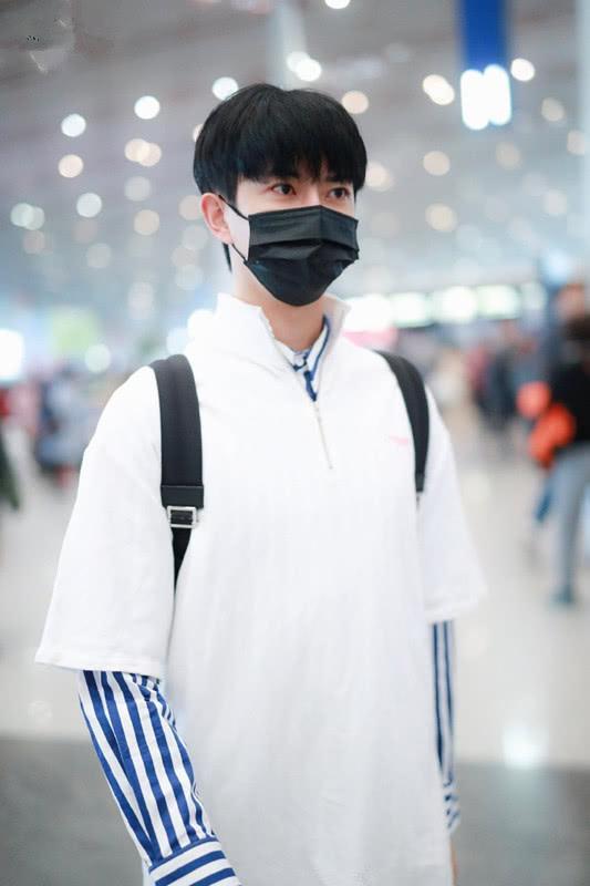 “许仙”于朦胧衣品不错,白色短袖穿条纹衬衫够时髦,清秀帅气!