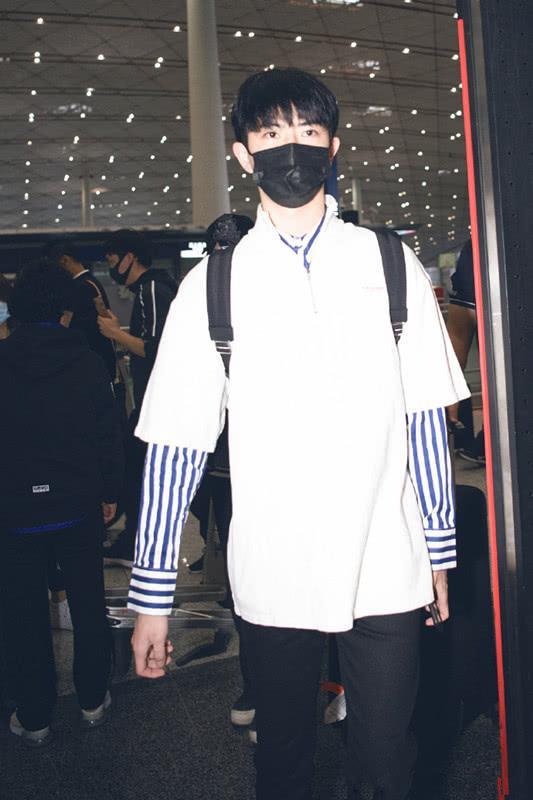 “许仙”于朦胧衣品不错,白色短袖穿条纹衬衫够时髦,清秀帅气!