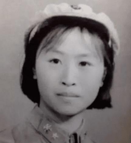 “容嬷嬷”年轻时的旧照流出，精致五官不失英气，颜值堪称女神