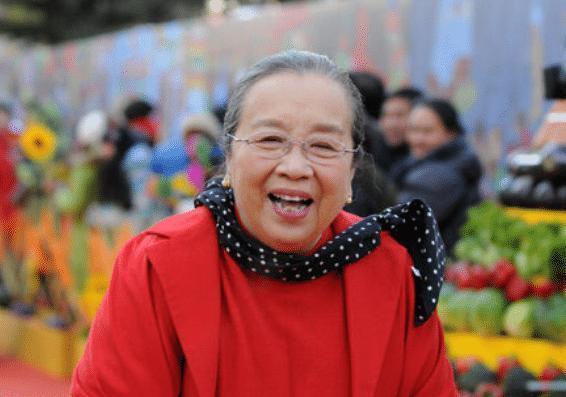 “容嬷嬷”年轻时的旧照流出，精致五官不失英气，颜值堪称女神