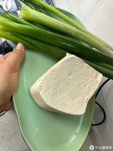 ​2分钟就做好的小葱拌豆腐一清二白