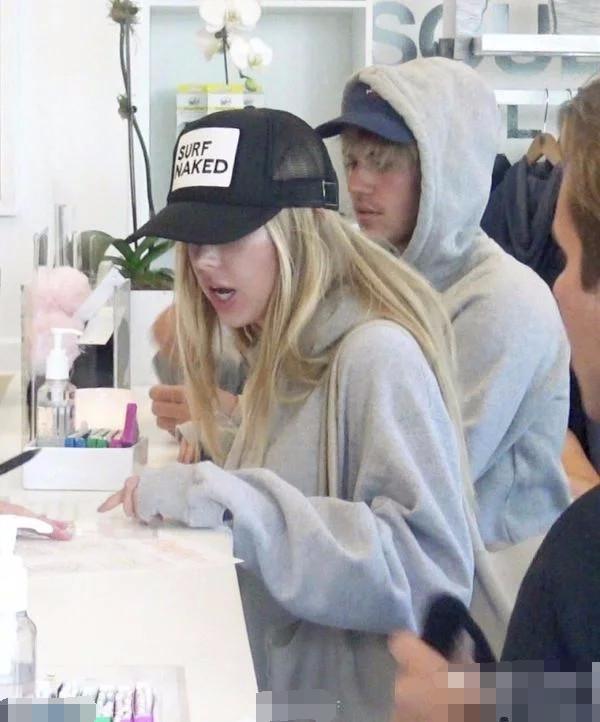 比伯与金发模特外出约会被拍，恋情再次实锤？