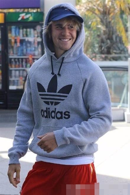 比伯与金发模特外出约会被拍，恋情再次实锤？