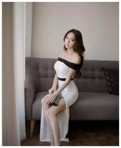 ​性感小少妇上演“S”诱惑，丰满傲娇别具魅力，自信眼神撩人心弦