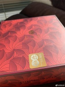 ​被誉为半岛酒的“镇店之宝”的“香港奶黄月饼”，好吃极了～～～