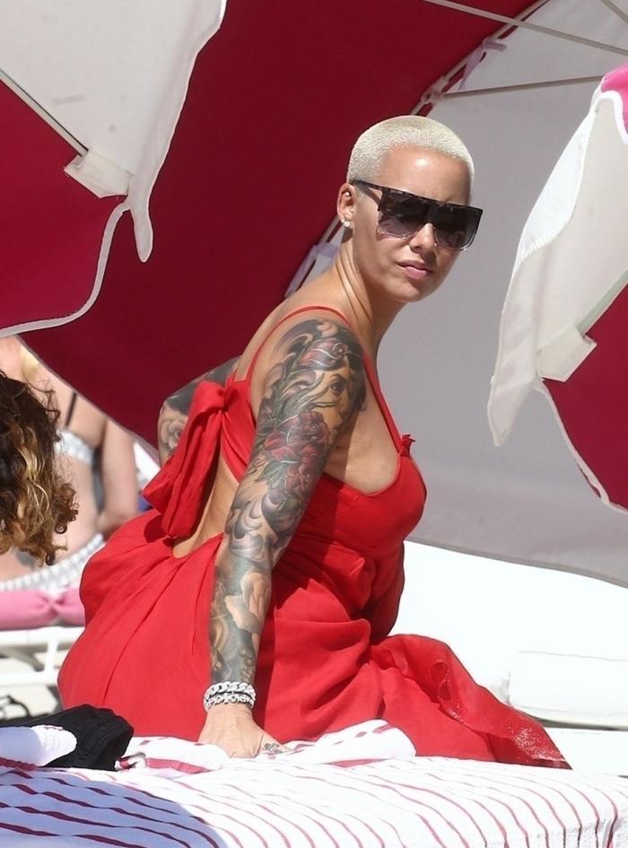“光头”女星Amber Rose身穿红色吊带长裙现身海滩度假