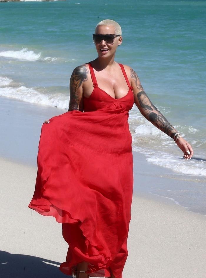 “光头”女星Amber Rose身穿红色吊带长裙现身海滩度假