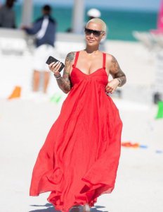 ​“光头”女星Amber Rose身穿红色吊带长裙现身海滩度假